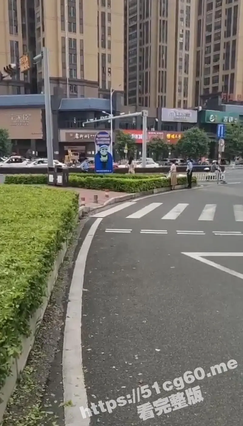 广西贵港裸女街头狂奔 警察叔叔合围抓捕 女子歇斯底里挣扎拖走 不知受何刺激 图1