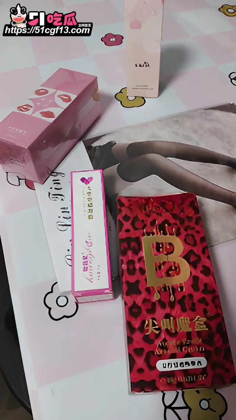 海角大神小胖的快乐生活 终于操妈成功 借着秘密武器和妈妈生日的酒精 内射成功 图2