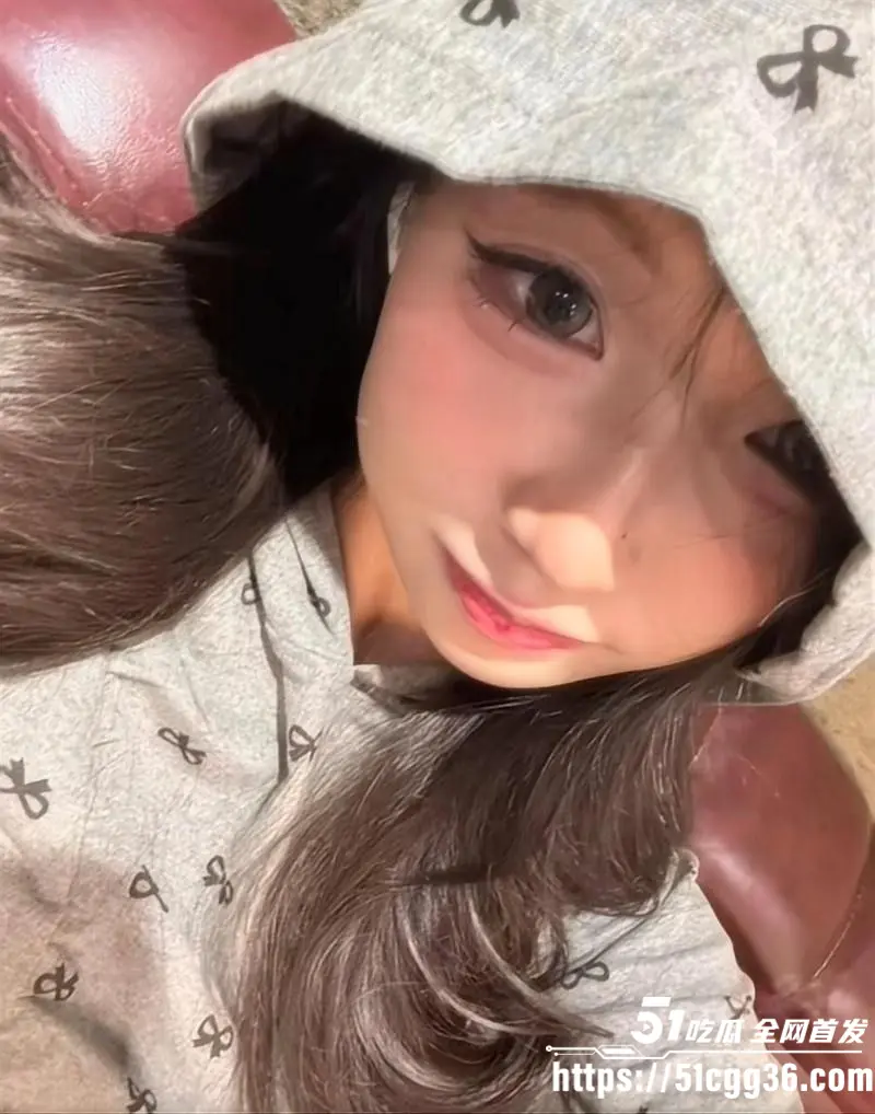 上海清纯学生妹 章楠鑫 天生淫骚性欲极强 主动送逼上门求操 紧致白虎穴堪称榨精神器! 图4