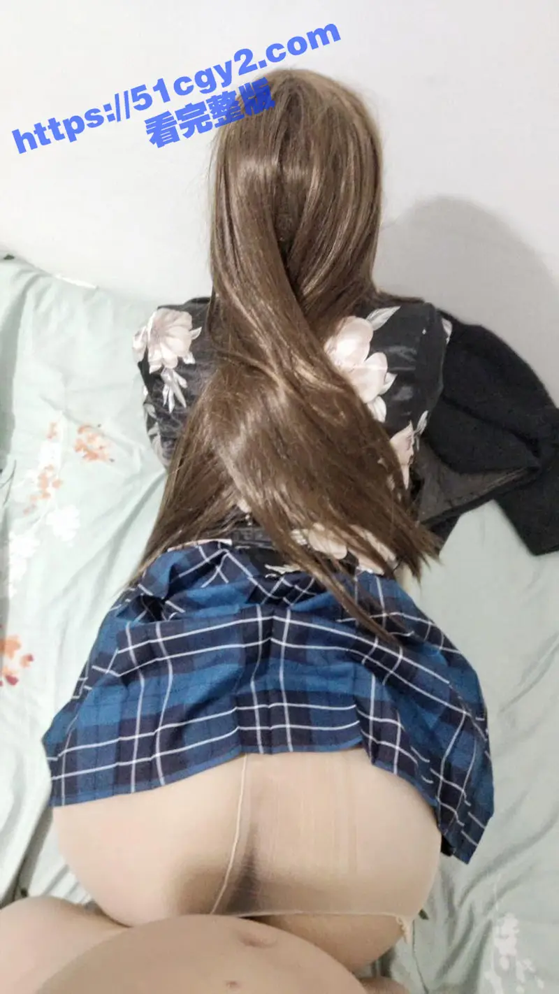 海角父女乱伦之19岁女儿小亚 父女间的暧昧情愫不断发酵 同意与男友共存的复杂情欲！ 图3