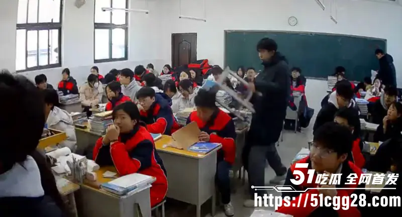 河南巩义京师杜甫公学打人事件 高中生抡起板凳猛砸同学 直击后脑受害人当场垂头不动！ 图6