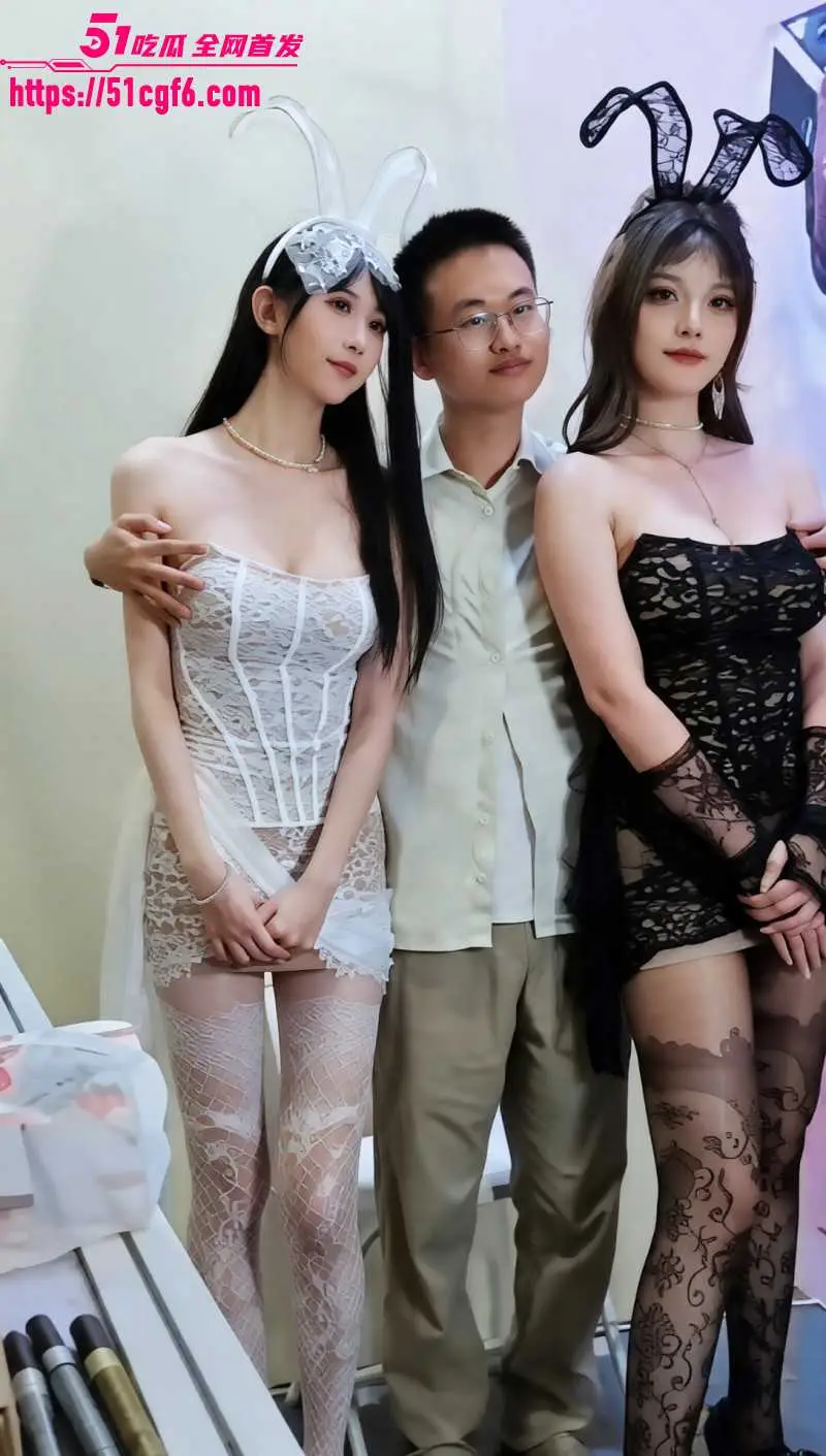 上海BW漫展合影互动环节 惊现猥琐男 咸猪手探入美女裙底被当场抓获! 图3