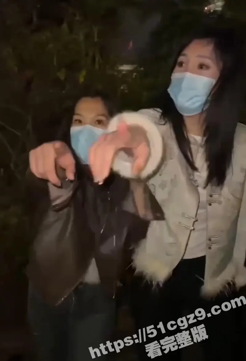 广西精神小妹深夜公园玩变态直播 为博眼球生吞燃烧纸巾 用拖鞋抽骚逼狠打小伙大屌 现场惨叫连连 图7