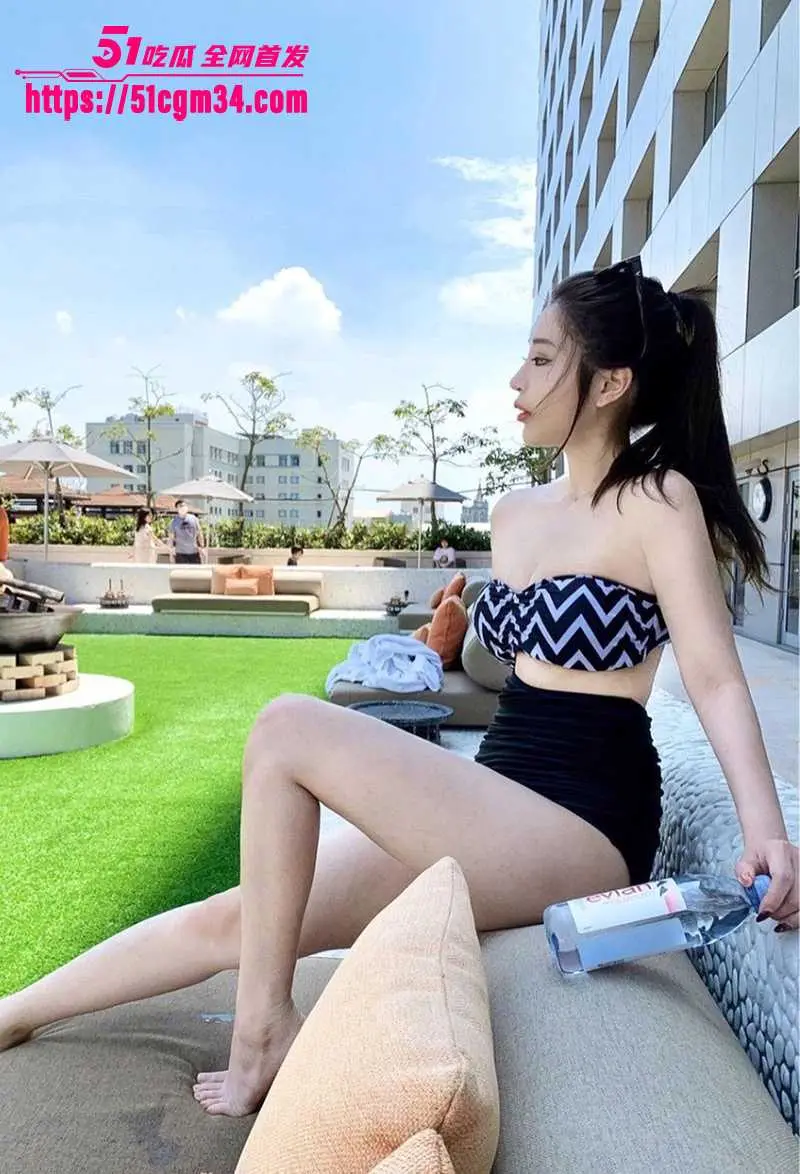温州万达白领 萧淋淋 被金主奴性调教 车震口交疯狂喝尿 与闺蜜双飞玩4P 图4