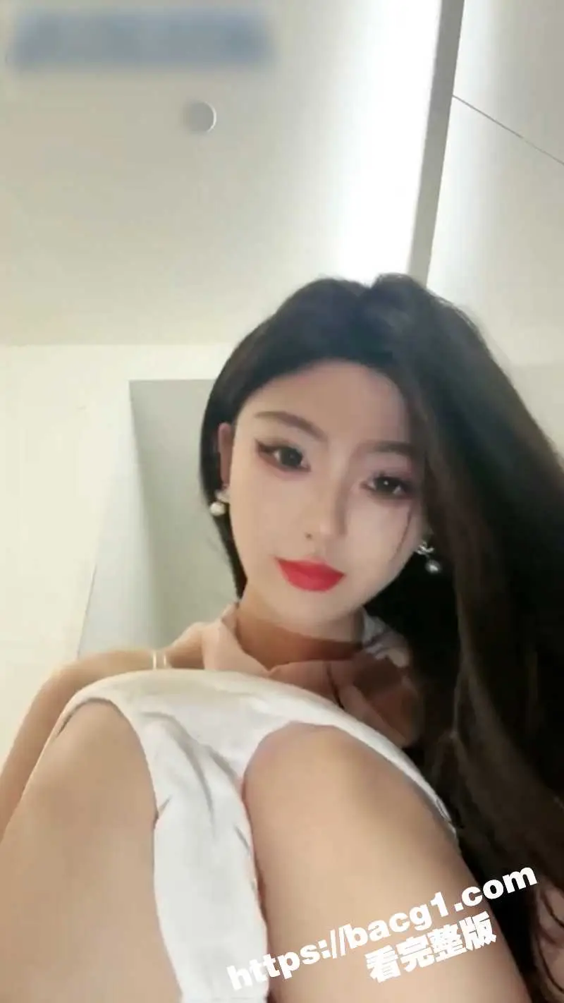 高冷御姐 司宁青 狠狠调教她的小狼狗 极致语言羞辱扇巴掌调教 男奴乖乖跪地舔脚 图1