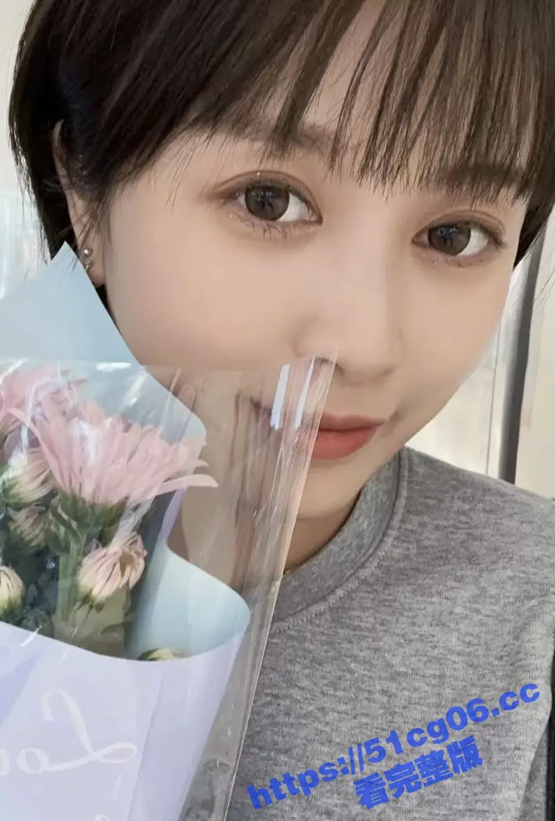 和女主管约炮开房 平时上班还挺正经 没想到开房的时候还穿了黑丝 撕烂她的黑丝就是操 图3