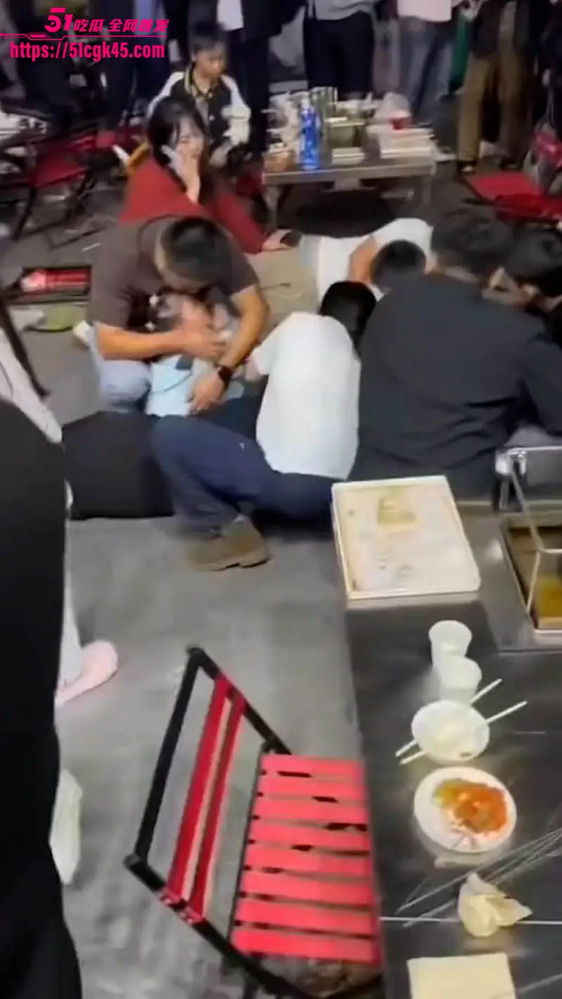 安徽淮北炸锅！女子怒怼邻桌抽烟 动手打人反被狂揍 电话召援兵群殴乱战 多人血溅当场！ 图7