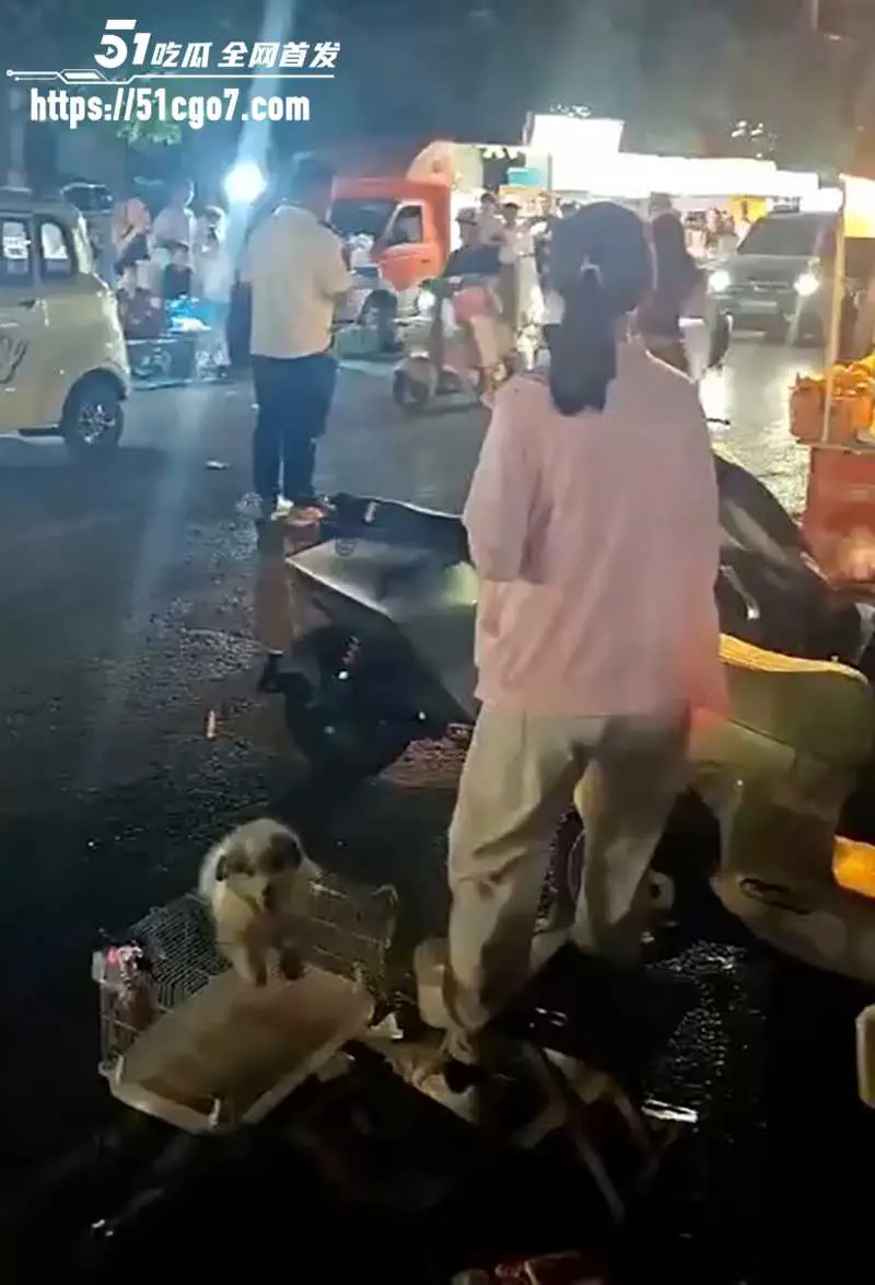 枣庄夜市爆出命案 情侣购买幼犬遇壮汉截胡 男友争论竟被当街打死 口鼻窜血惨不忍睹 图1
