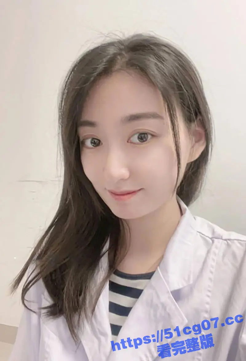 云南省第一人民医院的颜值担当 陈萍萍 为能成功上位科室主任 趴在办公桌上翘着屁股等待被领导后入! 图4