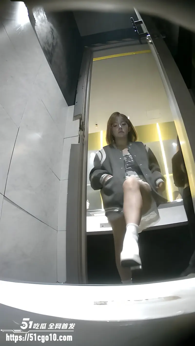 酒吧女厕精品偷拍 各种靓女撅臀近景喷尿 滚烫热汁肆意喷溅刺激到爆! 图3