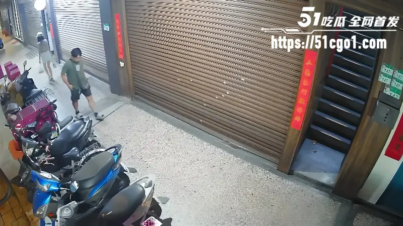 小仙女楼梯口拉屎现场 监控拍下全过程 外表清纯行为却如此下流 图6