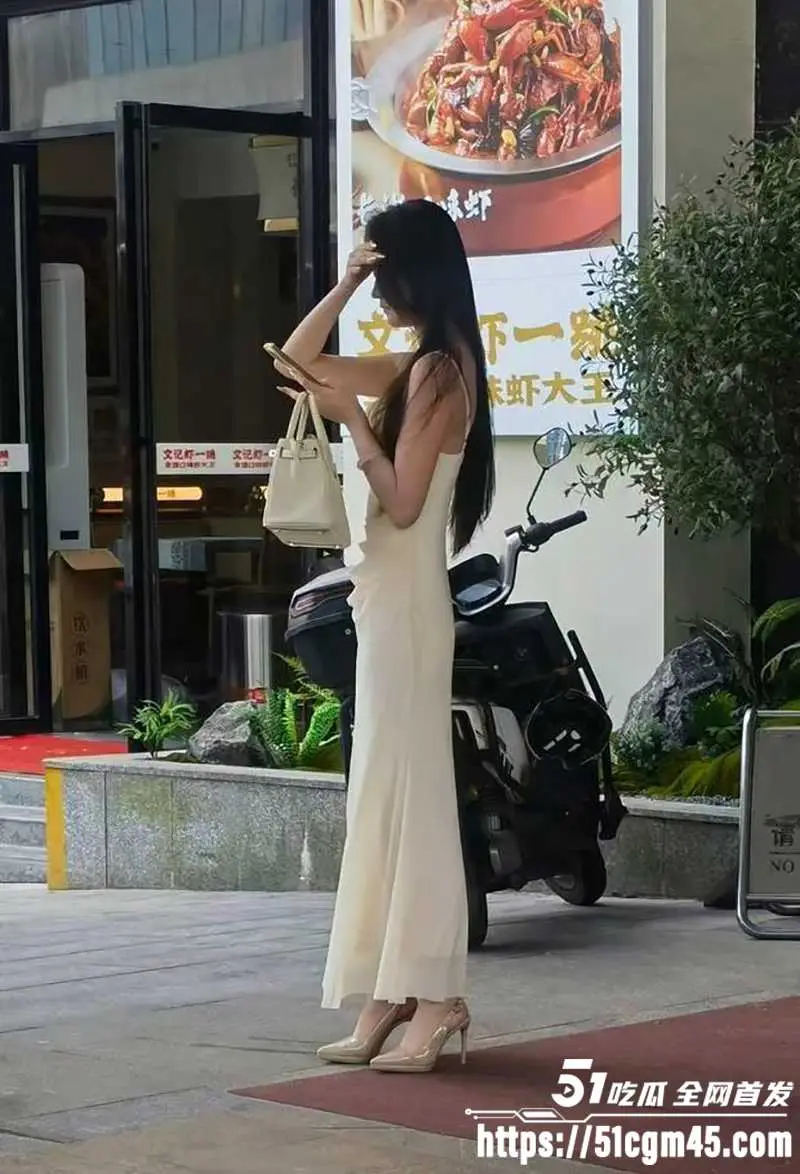 河南绝美小三被原配暴打 羞愧难当竟投河自尽 原配也上吊轻生 比谁惨呢? 图1