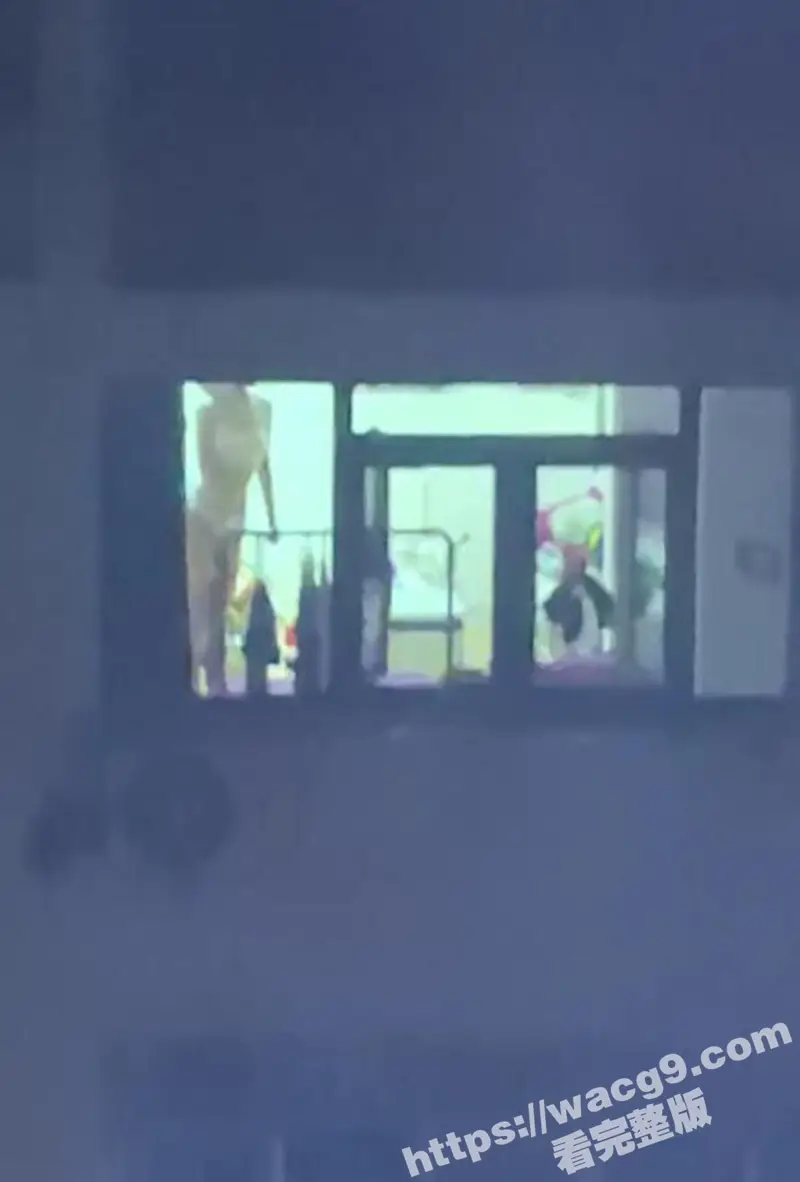 山东青岛高挑美女遭偷拍 身穿内衣内裤秀身材 对面的大哥看的口水都差点流出来! 图2