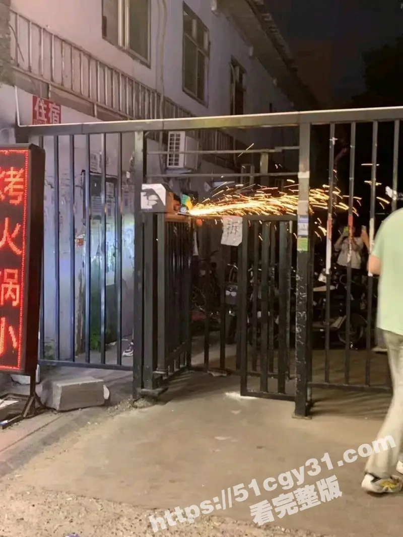 石家庄铁道大学东门事件 学生办公室讨要说法 被多名校领导拘禁殴打 全程被直播记录! 图17