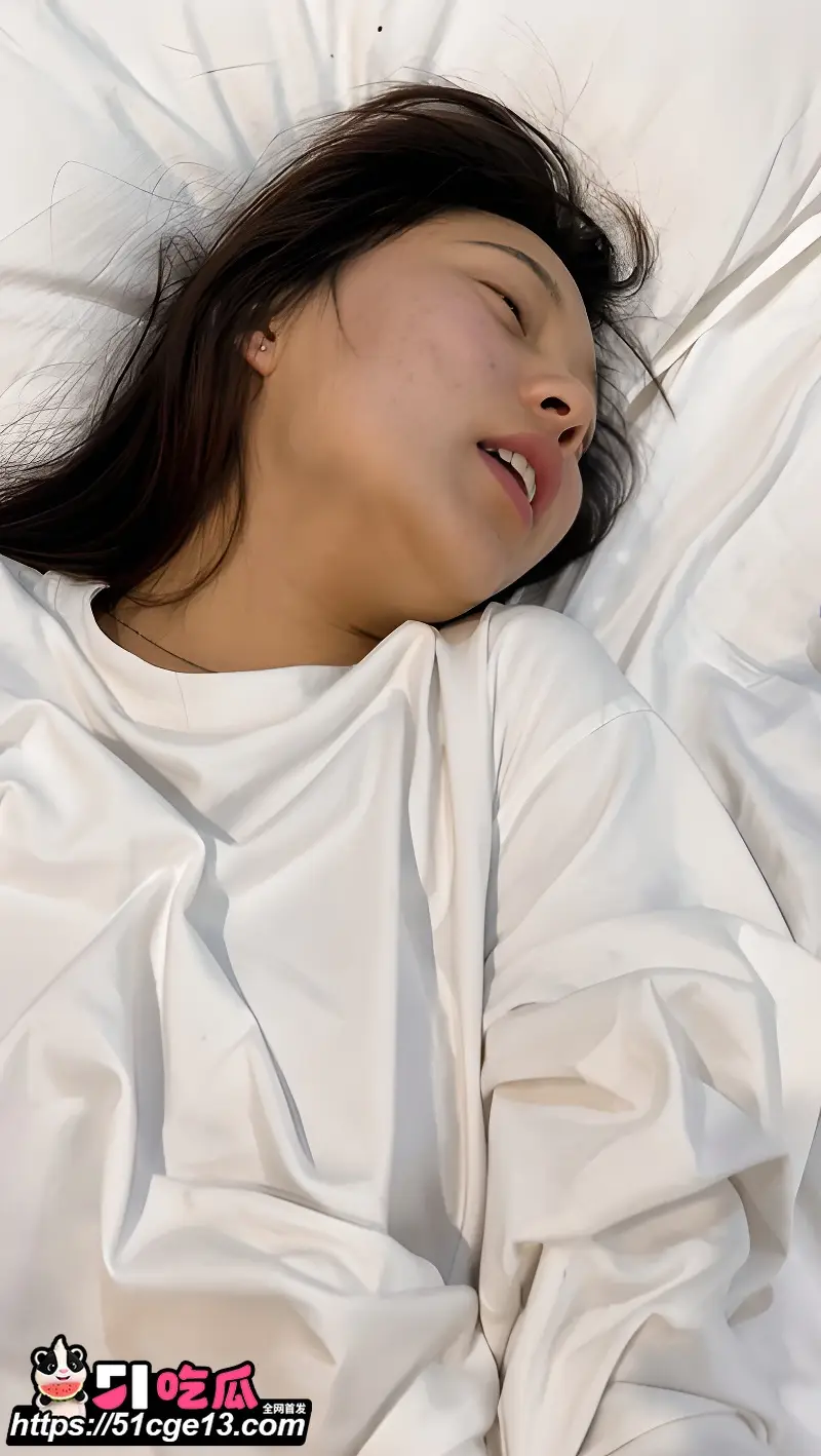 云南玉溪反差婊 卢文琪 性爱私拍 身着白T开档黑丝无套狂操 全程淫语不断太骚了 图2