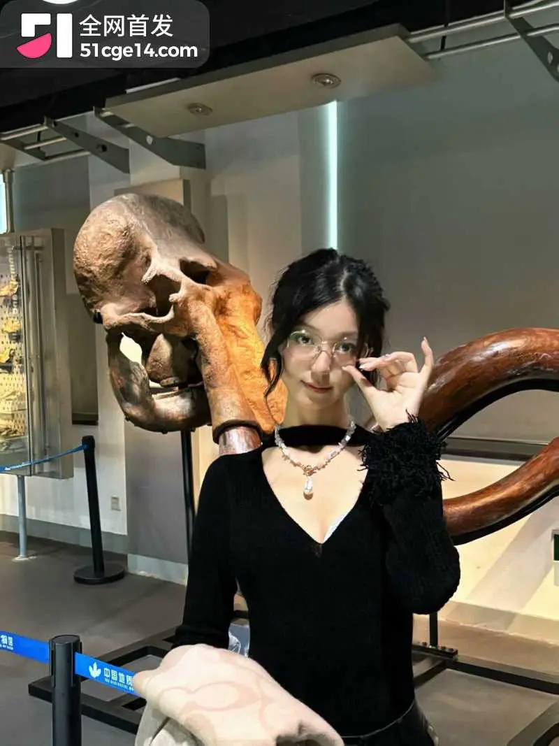 瓜友真实投稿 线下约炮骚浪眼镜婊 戴着狐尾肛塞 无套后入爆操蜜桃臀! 图2