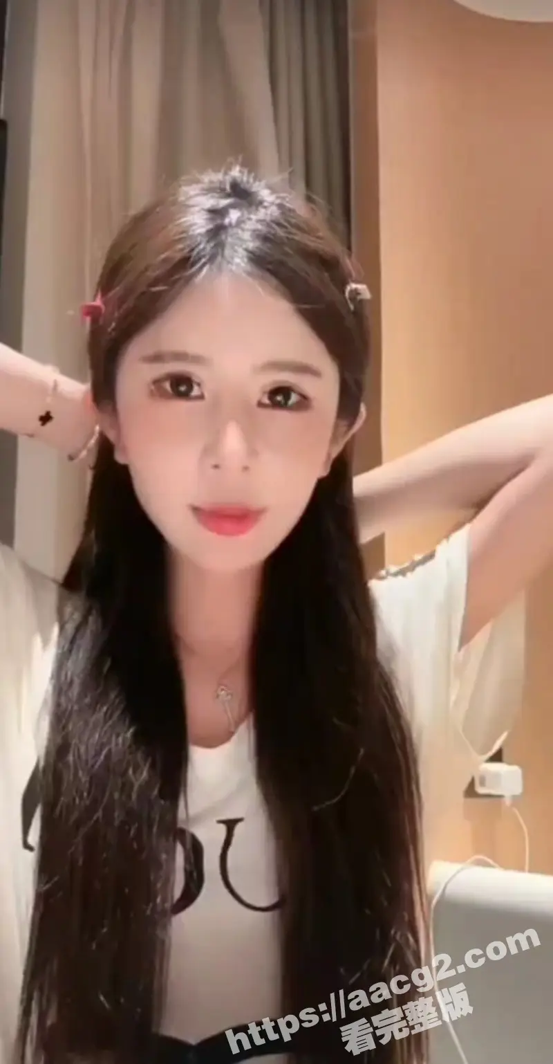 抖音心机女主播乍现春光合集 粉嫩乳头清晰可见 如此慷概的女菩萨 不火天理难容 图1