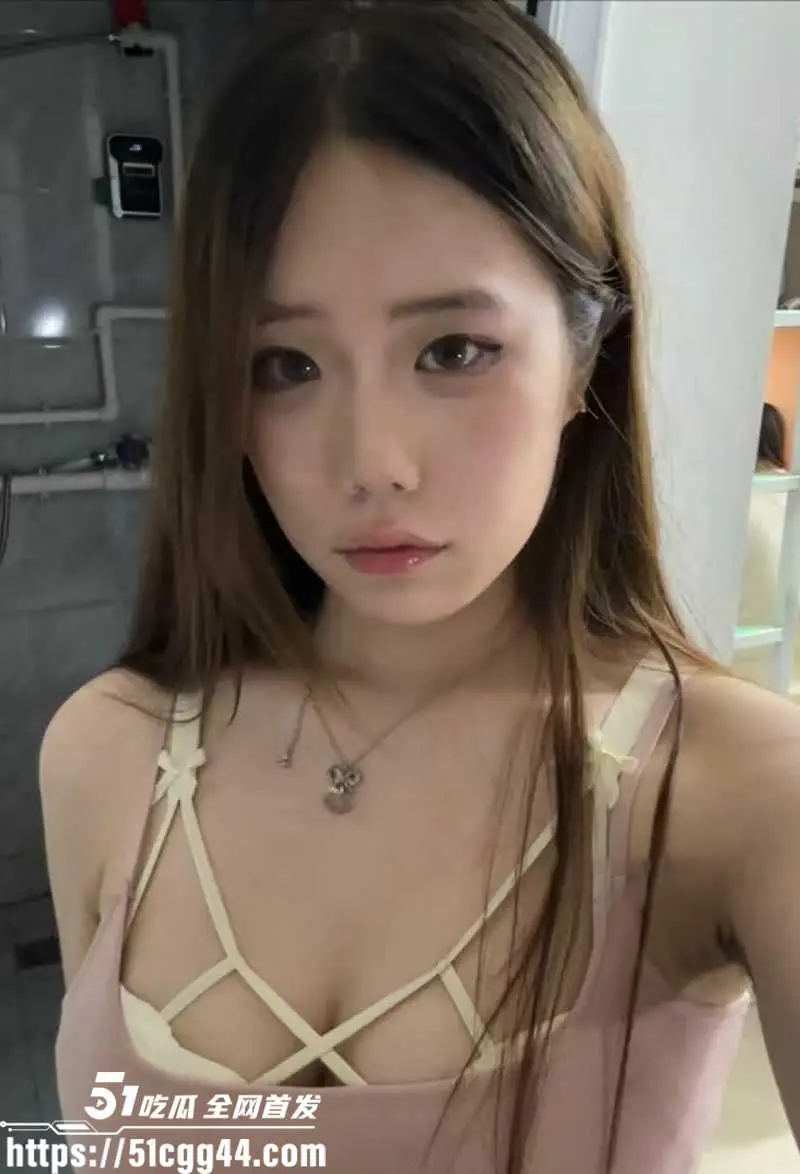 深圳大学反差校花 江婉 约炮视频爆出 完美露脸的小贱狗 主动深喉吞巨屌 玩车震撅臀被爆操！ 图2