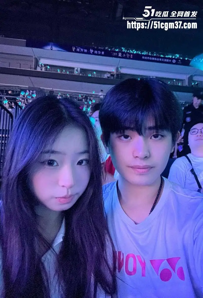 济南美女大学生跟男友甜蜜车震 揉奶玩到性起 酒店开房干到飞起 图3