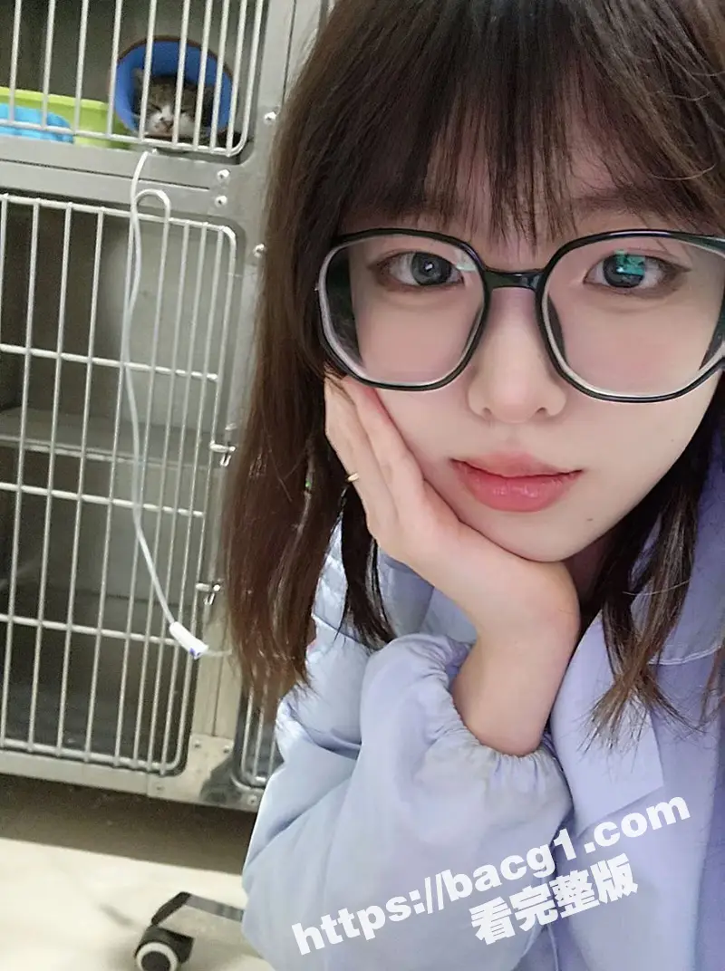 超可爱大奶眼镜娘 兽医专业学生妹 刚到店里实习 就被店长拿下 背着男友酒店约啪 跪地口交各种调教 图2