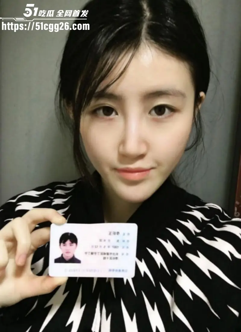 湖南长沙反差女大 李昕玉 裸贷视频泄密 撅臀揉胸尽显风骚 校园女神下贱无比! 图1