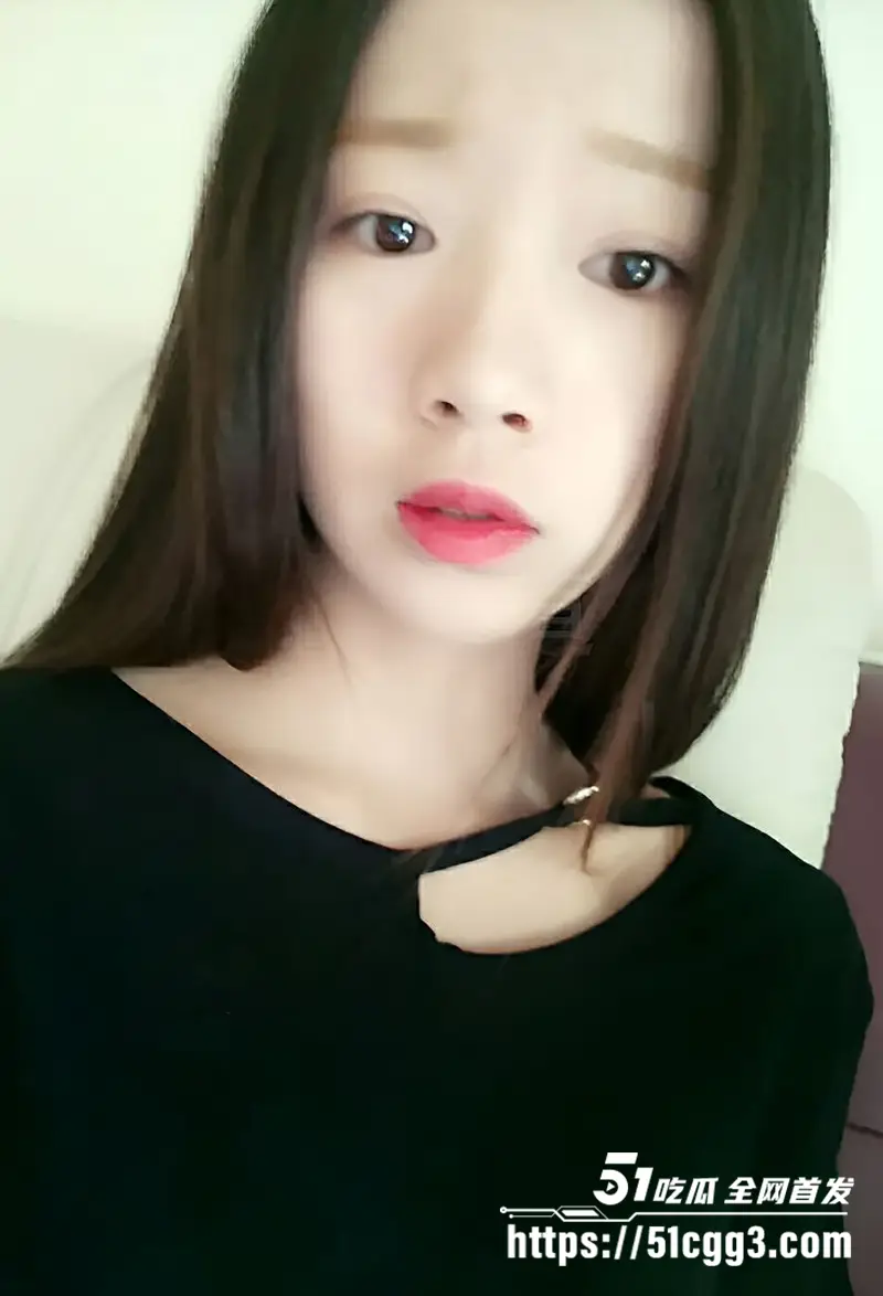 新疆清秀小美女 王千慧 裸贷视频流出 体瘦奶大秀丽尤物 持身份证狂拍自慰特写 脸穴同框抠逼揉奶！ 图3