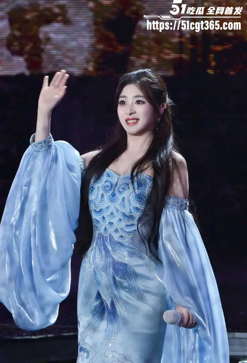 张含韵2025归韵演唱会 裙底风光撩人遐想 为瓜友们献上女神的AI换脸淫片 看纯真崩成禁脔 尽情奸淫酸甜少女! 图1
