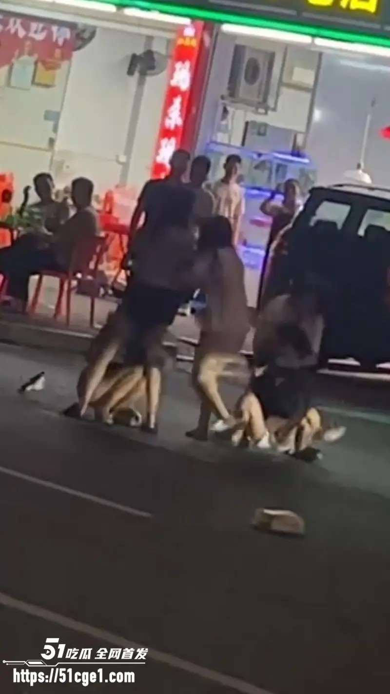 精神小妹街头冲突现场 衣服撕裂大长腿全露 身材惊艳火辣太养眼！ 图8