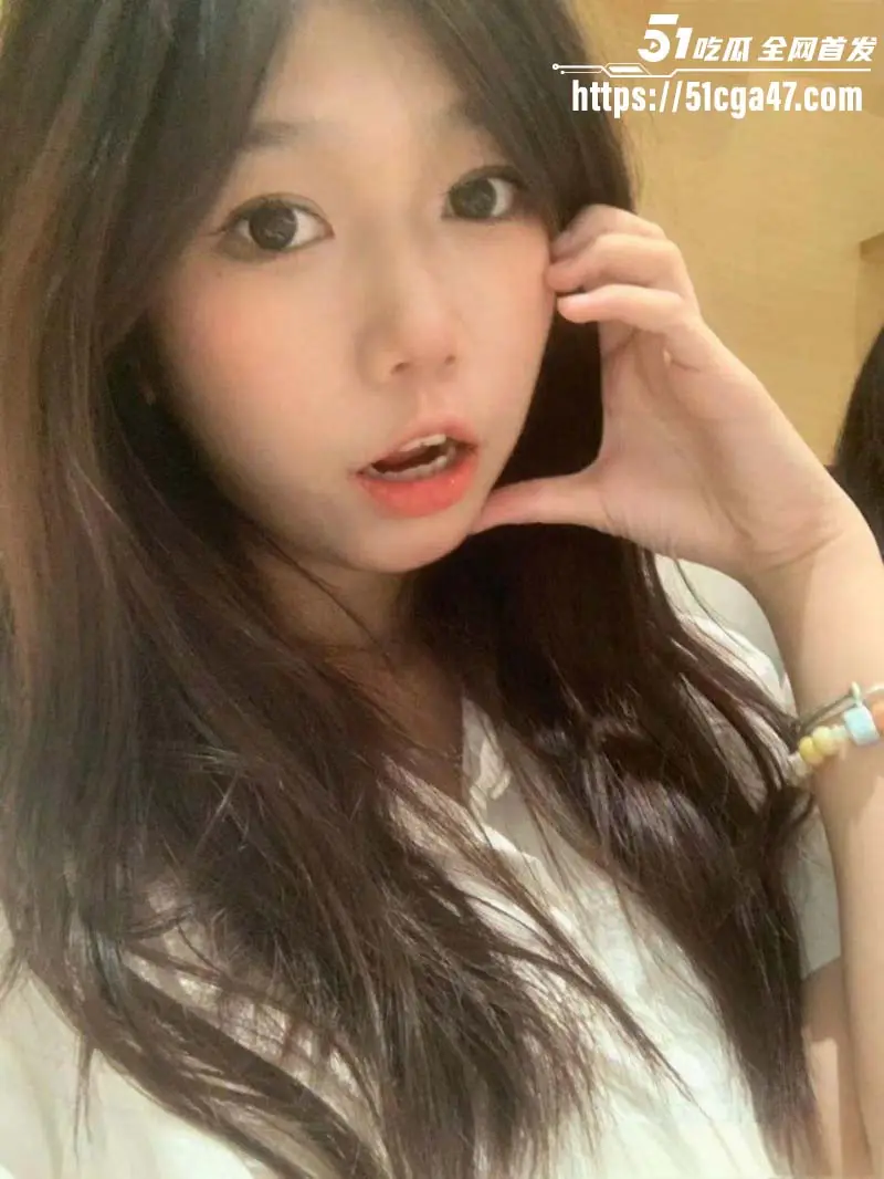 高颜值清纯大一学妹 被精神小伙男友调教全裸出镜 脱下JK水手服沦为母狗发情自慰! 图6