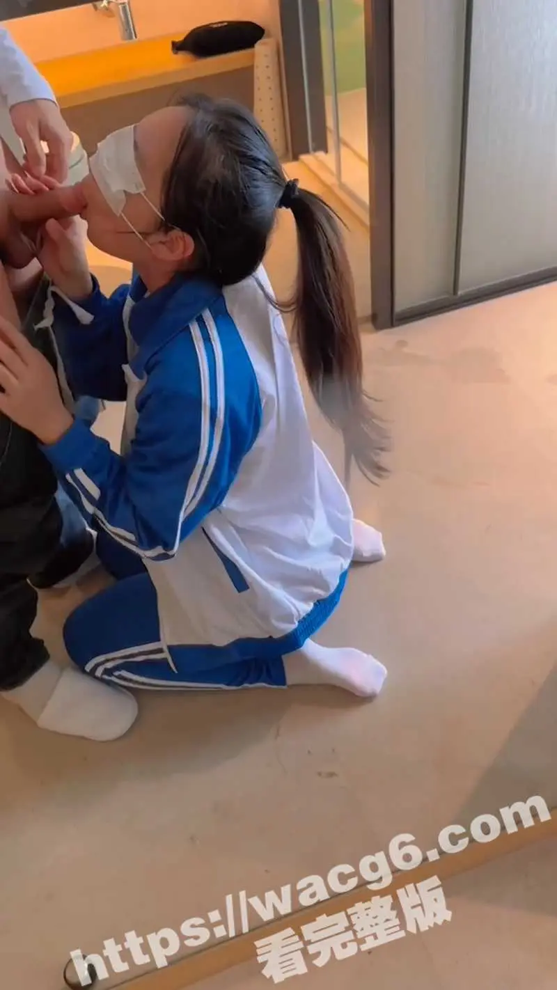 暴力抽插极品白袜制服萝莉 娇小身材被肌肉DOM打桩机爆操 少女可爱身体加上娇滴滴娇喘让人忍不住想掰开小穴狠狠抽插！ 图2