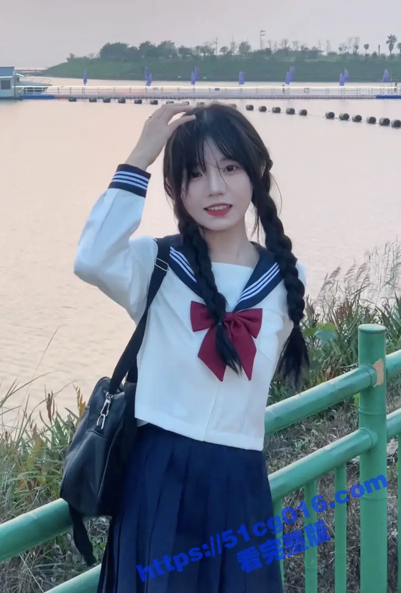 江苏昆山清纯恋父癖厂妹 给经理大叔舔脚啪啪 超嫩无毛白虎美鲍一线天 无套抽插看着都紧! 图2