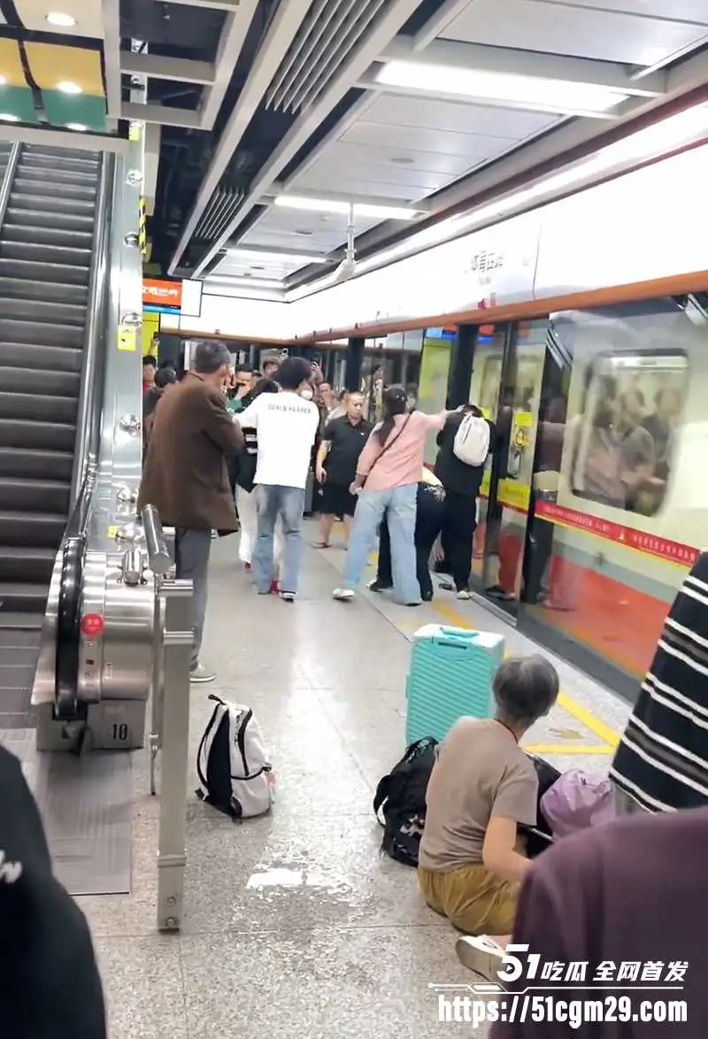 广州地铁一男子偷拍被抓报复社会 无差别攻击乘客 现场一片哀嚎 图3