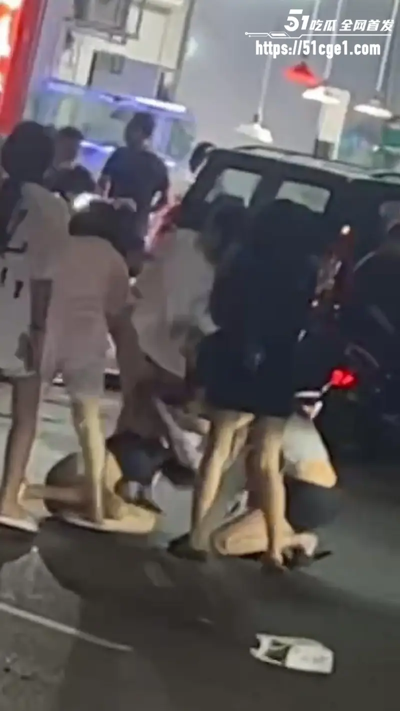 精神小妹街头冲突现场 衣服撕裂大长腿全露 身材惊艳火辣太养眼！ 图3