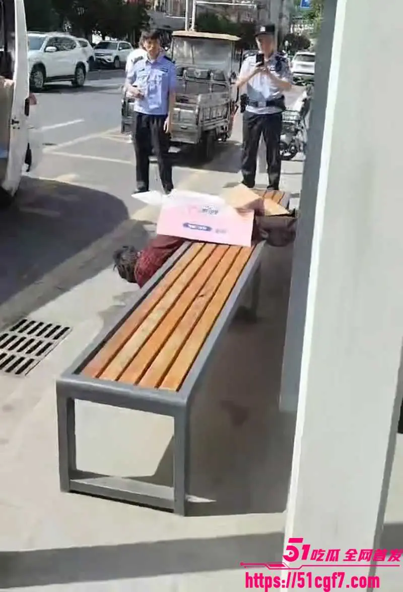 陕西汉阴县臭名昭著了 老太被当街强奸 瘫倒赤裸无人问津 拿纸壳遮羞惨不忍睹 图2