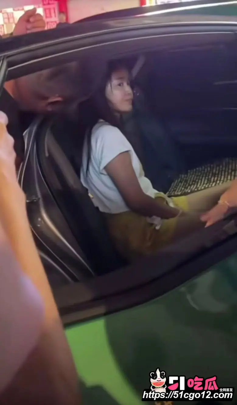 烟台莱阳原配街头抓小三 三姐吓得躲车里哭成泪人 群众怼脸围 真是看热闹不嫌事大! 图4