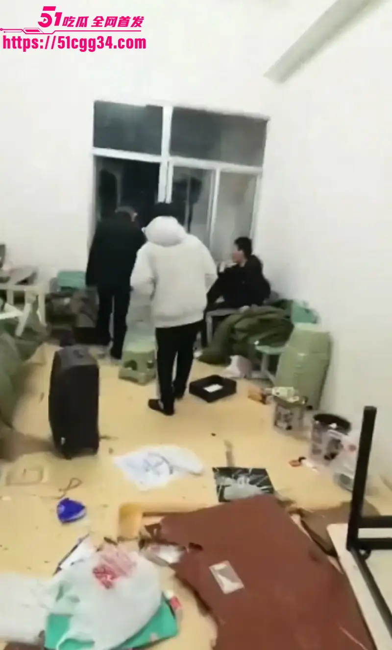 山东环帝祥龙素质教育基地 教官打人导致学生暴动 疯狂打砸宿舍沦为废墟 现场视频流出！ 图5