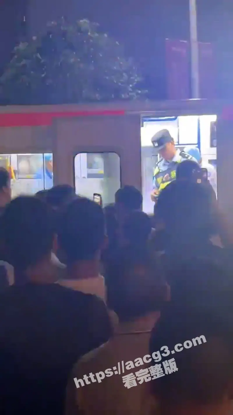 广东珠江铂世湾保安殴打业主惹民愤 打人者被关在救护车里不给走 数百业主包围救护车讨说法 图2