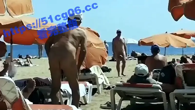 来了来了 他带着他的巨屌走来了!国外沙滩上一男子露出自己的巨物大根散步 路人都纷纷看呆了 图1
