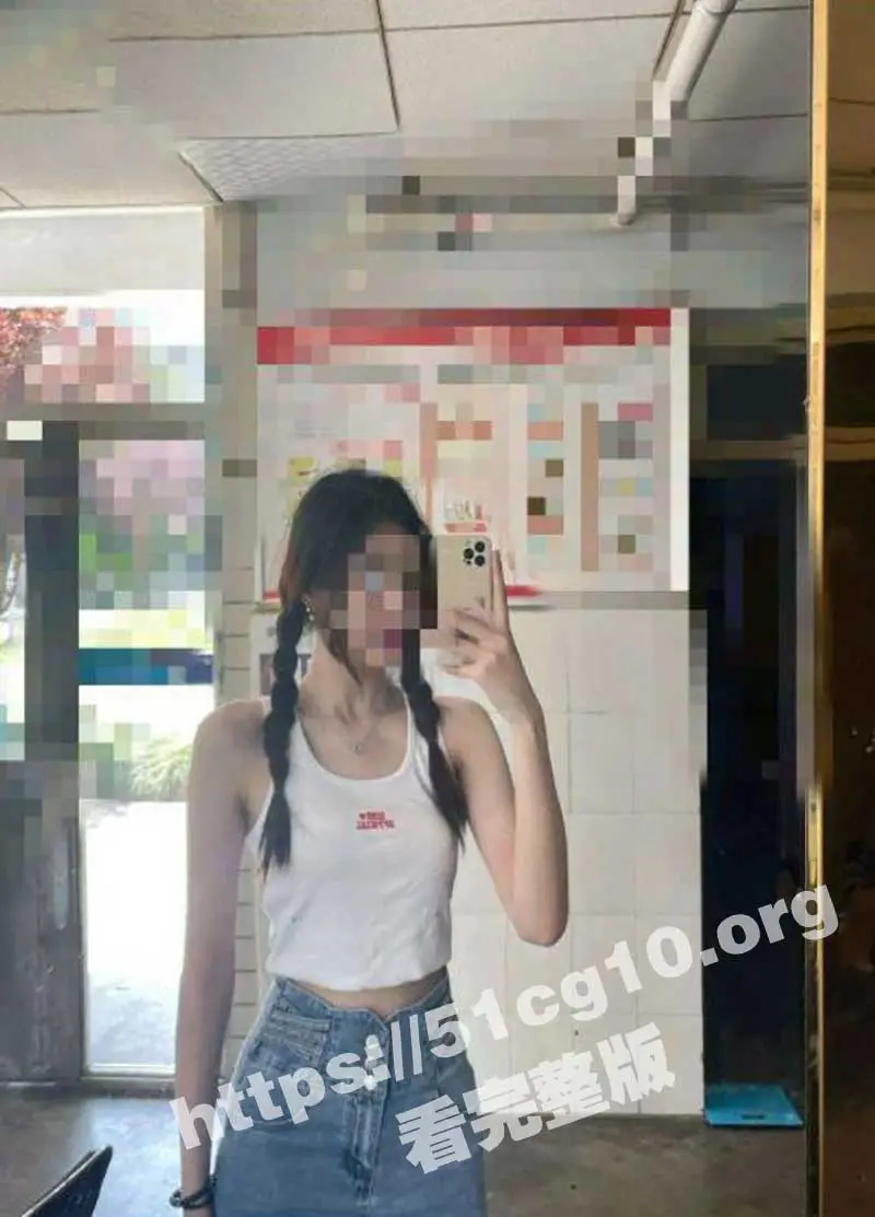 禽兽哥哥趁妹妹睡着后强行插入 强奸一奶同胞的亲妹妹 露脸无码只为真实 图1