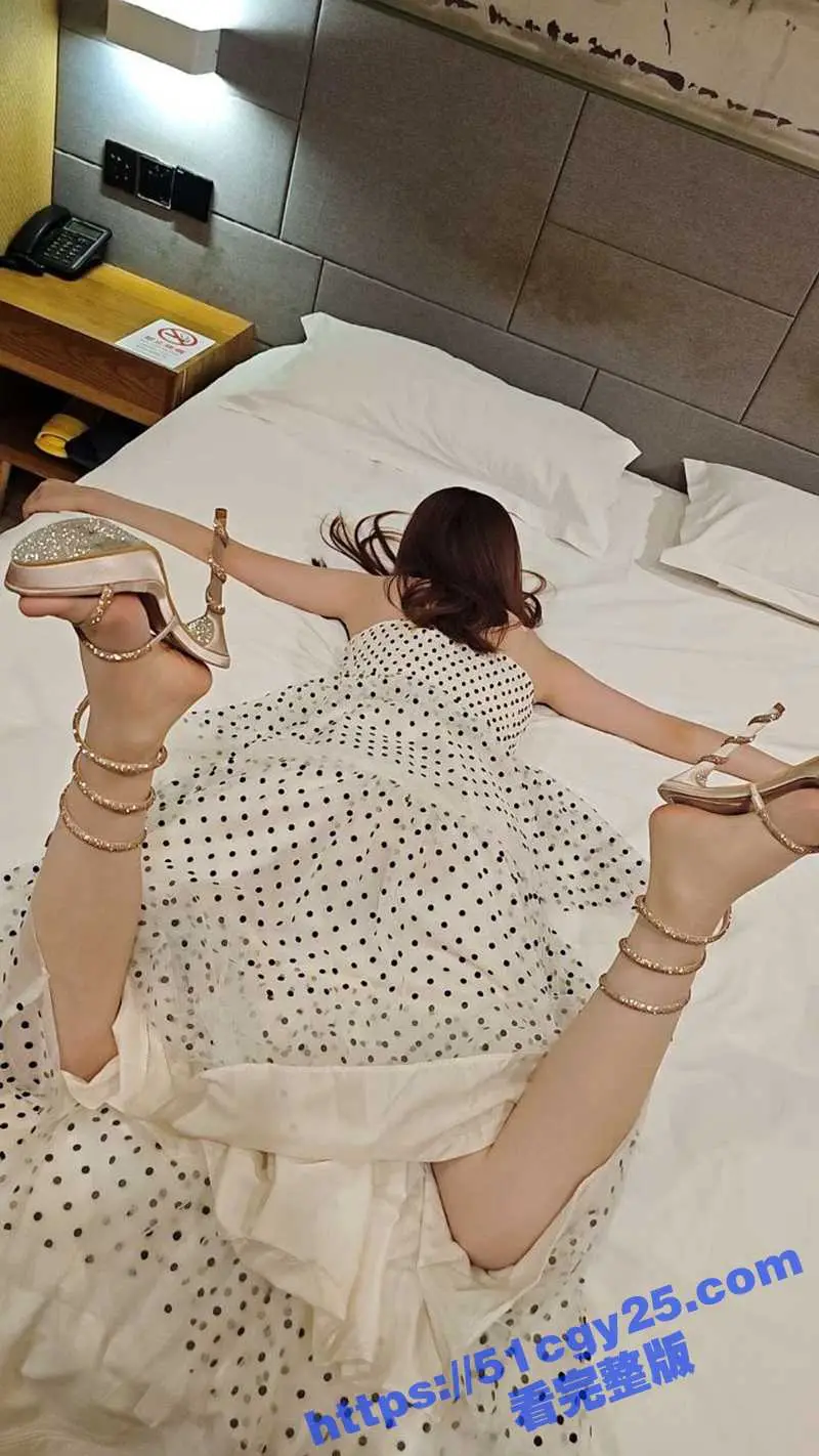 51原创狂情哥哥 带妹妹出门游玩抵达酒店后 妹妹逼痒难耐主动给哥哥足交口交 后入爆操精液射满肥臀! 图3