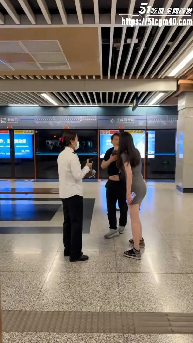 地铁偷拍翻车 老男人偷拍短裙小仙女被当场抓包 这下吃不了兜着走了！ 图4