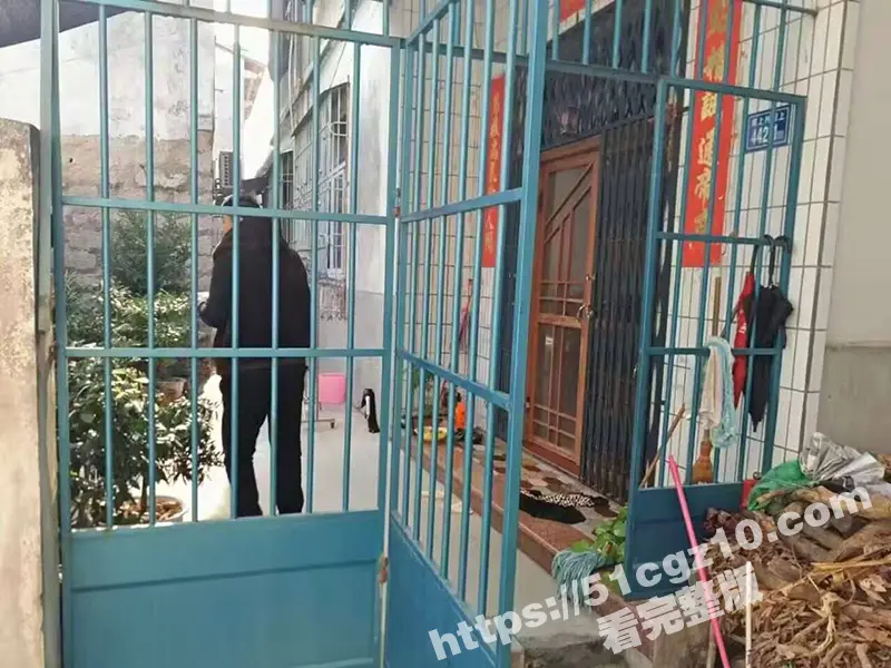 江苏启东打人事件 男子惨遭两黑衣人暴力虐打至双腿残废 伤人者竟轻松保释逍遥法外 图4