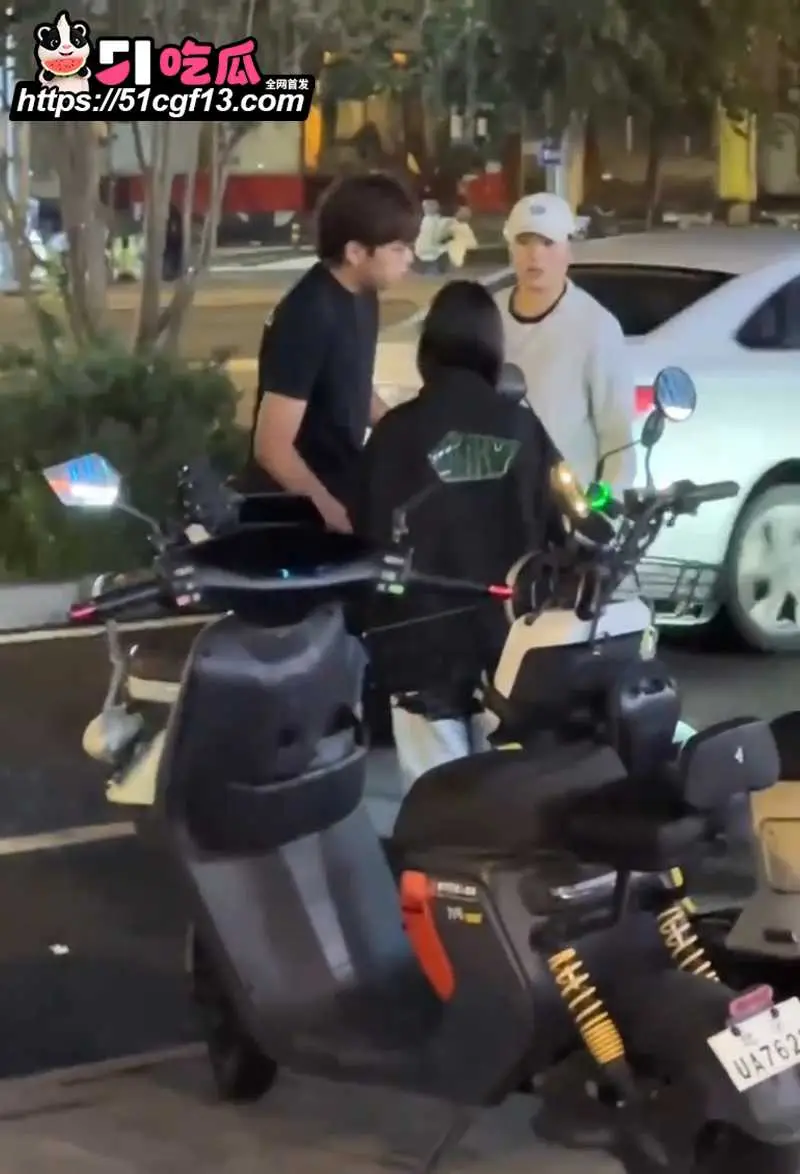 包头三角恋大瓜 富婆深夜抓奸小白脸出轨 拿老娘钱去操别人穴 是嫌老娘不够紧吗 图3