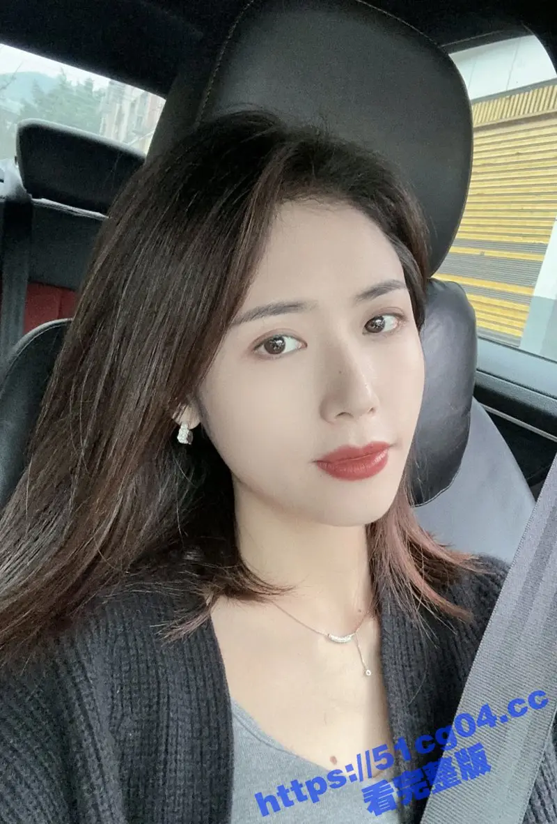 叔嫂乱伦 哥哥在客厅看电视 厕所里把黑丝美腿嫂子按在马桶上后入爆操 看着就很刺激啊 图4