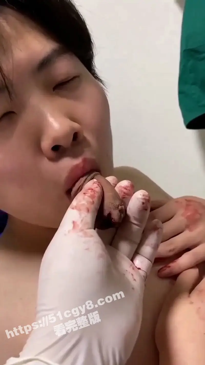 猎奇重口慎入 人妖变性自己动手切掉JJ 切除后对着自己的二弟口交做最后的告别 这TM真够变态啊！ 图3
