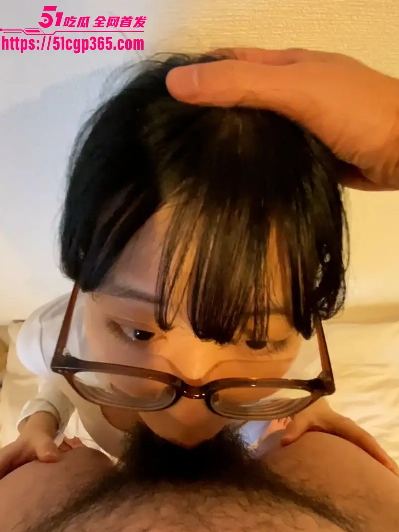 浙江师大甜妹 张宇轩 羞涩吃鸡画面曝光 顶级眼镜反差婊口爆颜射 满嘴灌满浓精骚态尽显! 图5