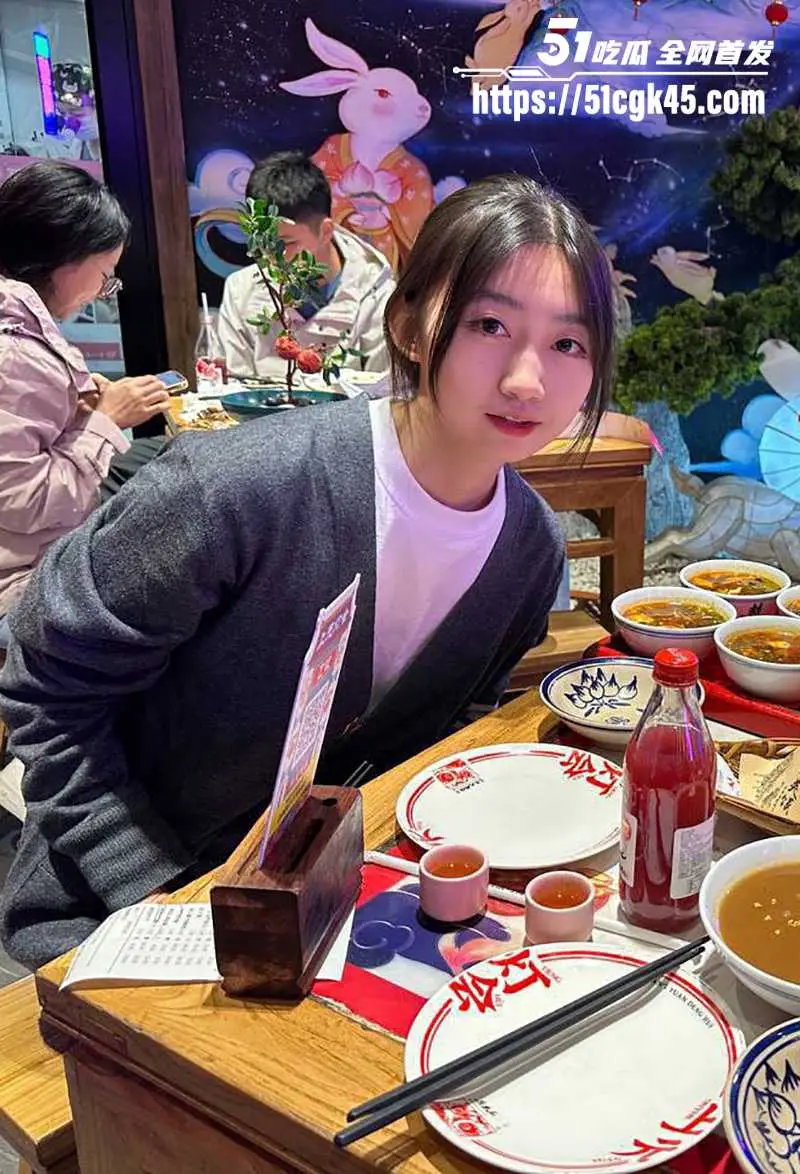 广东清纯少女 王铭怡 不雅视频流出 和男友激情啪啪 对肉棒爱不释手 脸穴同框被无套爆操 骚表情超销魂！ 图2