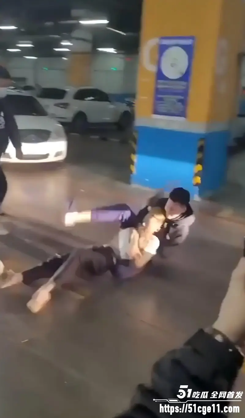 精神小伙不自量力 地下车库挑衅 被一脚踹飞三米 围观群众笑出声！ 图4