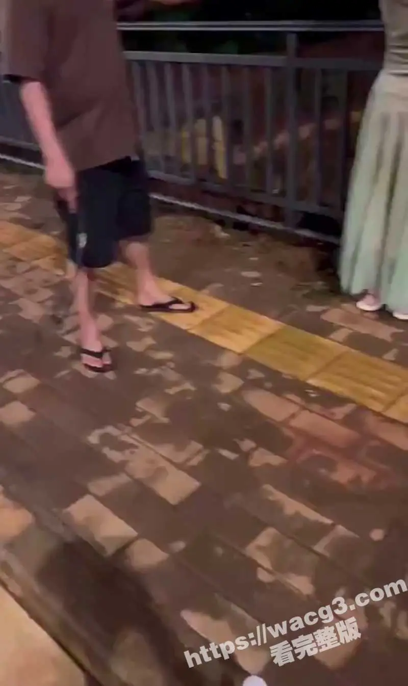 快手女主播PK接受惩罚 被口罩男用皮带疯狂抽打屁股 女主播高潮连连 这感觉太爽了 图1