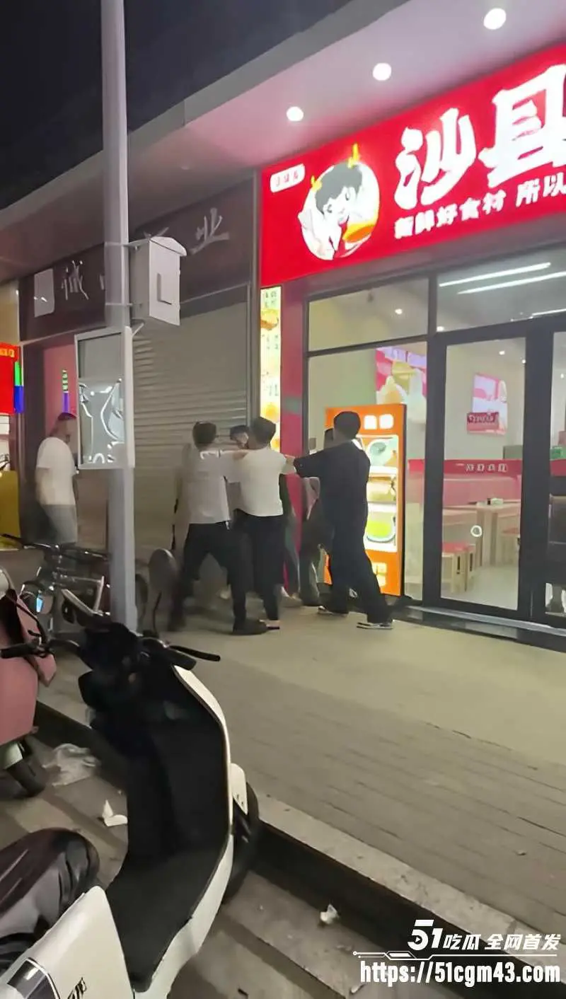 反差女神精神小伙打架现场 美女真上狂野扭打直接失控 身材火辣太带感! 图4